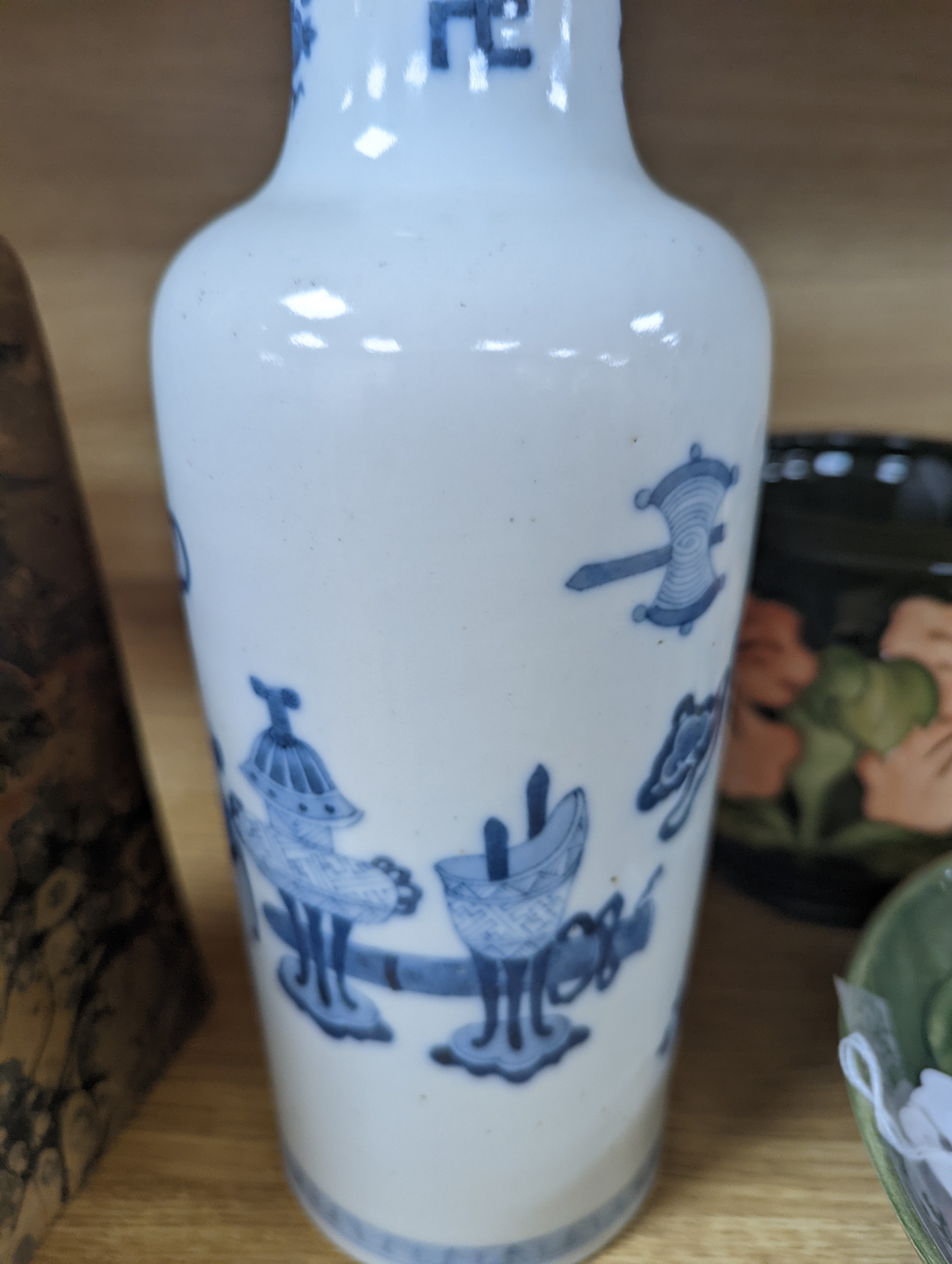 A Chinese blue and white vase 26cm